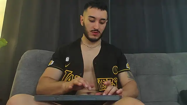 Snapshot of Zionmattis chatting on 12/10/24, 12:28 Zionmattis online show from 12/10/24, 12:28