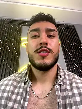 Snapshot of Zionmattis chatting on 09/27/25, 01:32 Zionmattis online show from 09/27/25, 01:32