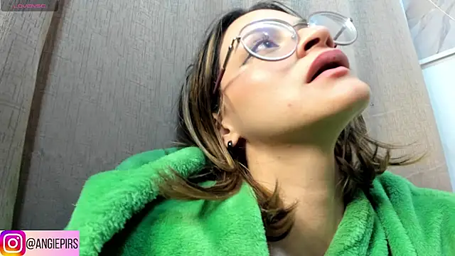 Snapshot of Angie_Pirss chatting on 01/31/25, 01:43 Angie Pirss online show from 01/31/25, 01:43