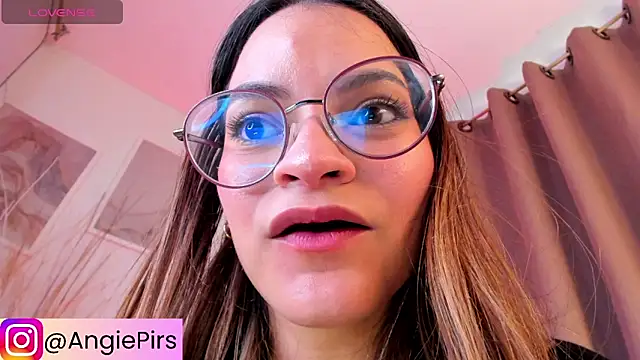 Snapshot of Angie_Pirss chatting on 10/15/25, 09:59 Angie Pirss online show from 10/15/25, 09:59