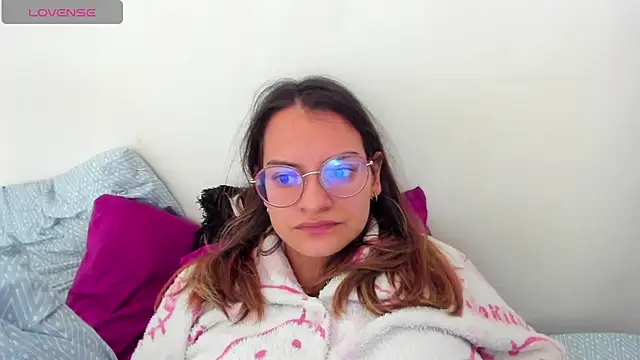 Snapshot of Angie_Pirss chatting on 12/15/25, 03:05 Angie Pirss online show from 12/15/25, 03:05