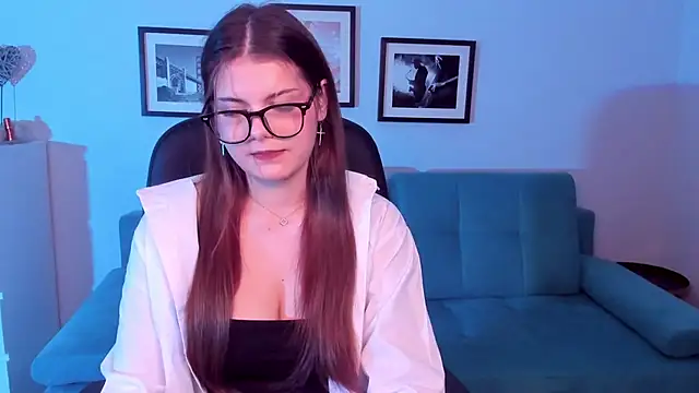 Snapshot of AdeliaKiss chatting on 02/02/25, 09:02 AdeliaKiss online show from 02/02/25, 09:02