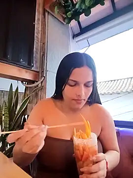 girl milk1 online show from 11/29/25, 10:24