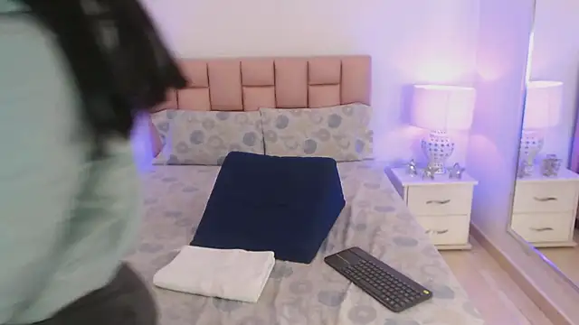 Snapshot of Zoe_Vixen chatting on 01/04/25, 12:05 Zoe Vixen online show from 01/04/25, 12:05