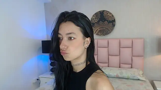 Snapshot of Zoe_Vixen chatting on 02/01/25, 12:05 Zoe Vixen online show from 02/01/25, 12:05