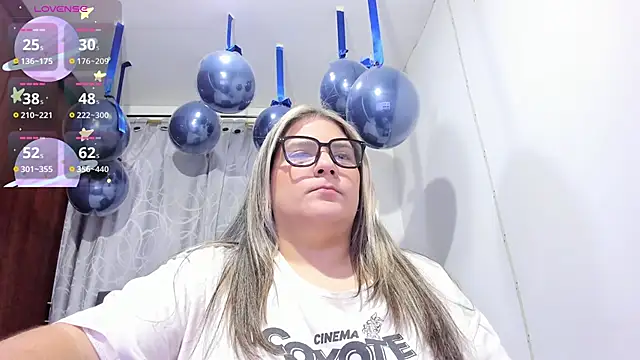 Snapshot of shantal_smith9 chatting on 11/22/25, 02:10 shantal smith9 online show from 11/22/25, 02:10