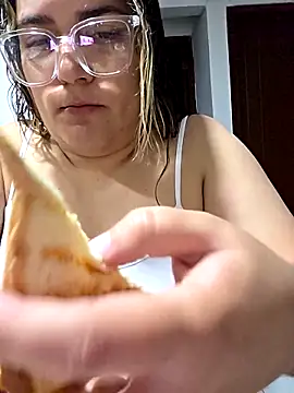 Snapshot of shantal_smith9 chatting on 04/05/26, 01:36 shantal smith9 online show from 04/05/26, 01:36