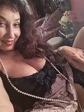 Snapshot of GypsyEsmeralda chatting on 06/18/26, 02:10 GypsyEsmeralda online show from 06/18/26, 02:10