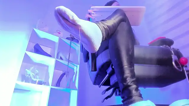 charlotte joliedart online show from 11/04/25, 10:03