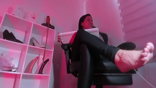 Snapshot of charlotte_joliedart chatting on 02/13/26, 06:26 charlotte joliedart online show from 02/13/26, 06:26