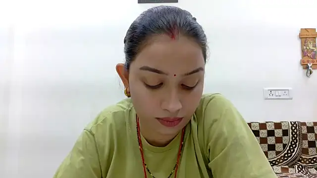 Snapshot of Aleena_Rai chatting on 10/15/25, 06:52 Aleena Rai online show from 10/15/25, 06:52