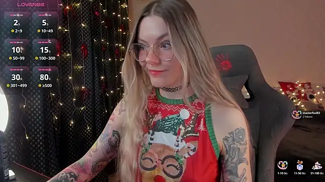 Snapshot of Marta_May_ chatting on 12/21/25, 12:01 Marta May online show from 12/21/25, 12:01