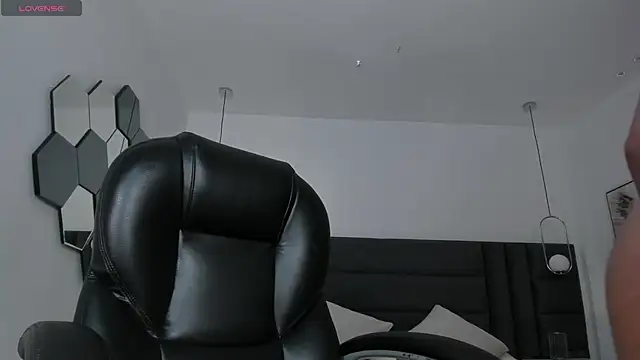 KatieNolan 1 online show from 12/04/25, 06:27