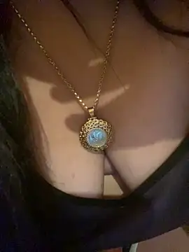 Snapshot of Cameelia chatting on 09/15/25, 02:22 Cameelia online show from 09/15/25, 02:22