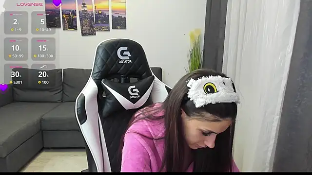 Snapshot of Kimi_Ivy chatting on 10/31/25, 04:24 Kimi Ivy online show from 10/31/25, 04:24