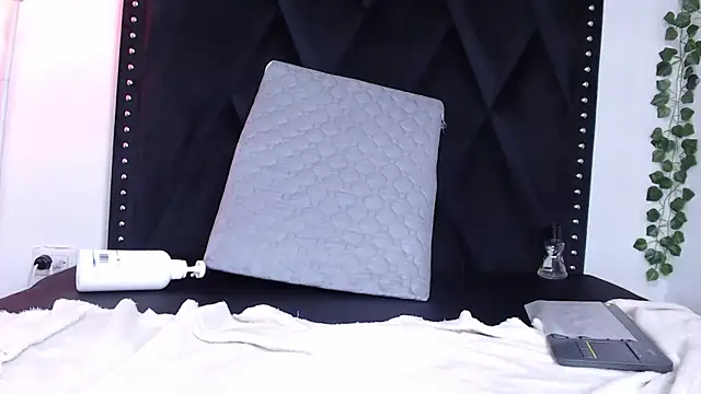 dafne queenn online show from 02/12/25, 04:00