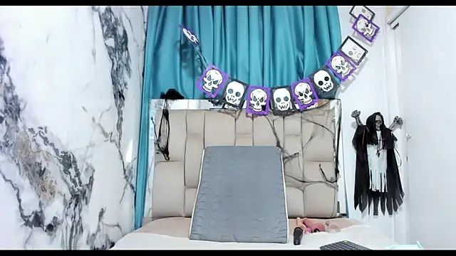 dafne queenn online show from 10/20/25, 12:27