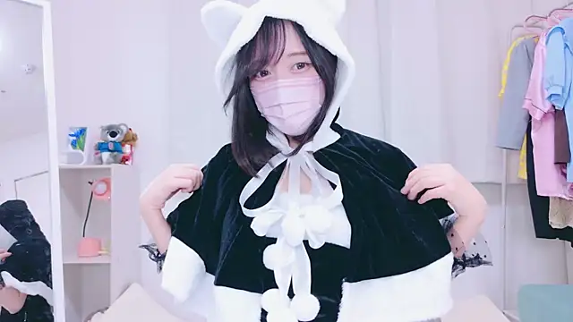 Snapshot of Yurie_ chatting on 12/15/24, 10:07 Yurie online show from 12/15/24, 10:07