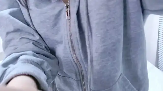 Snapshot of Yurie_ chatting on 11/29/25, 02:20 Yurie online show from 11/29/25, 02:20