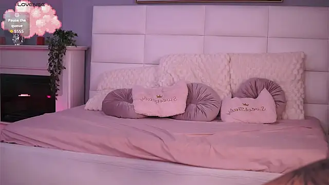 Snapshot of FlirtyFawn chatting on 12/19/25, 01:34 FlirtyFawn online show from 12/19/25, 01:34