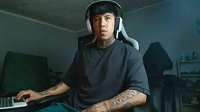 Nickhot0609 online show from 09/19/25, 12:23