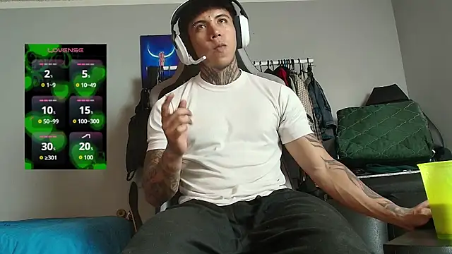 Snapshot of Nickhot0609 chatting on 03/24/26, 09:09 Nickhot0609 online show from 03/24/26, 09:09