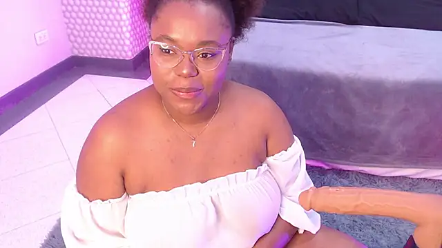 Snapshot of Makena_gh chatting on 01/05/25, 03:43 Makena gh online show from 01/05/25, 03:43