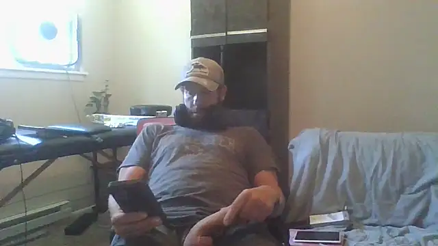 Snapshot of axelongshaft69 chatting on 08/01/26, 03:44 axelongshaft69 online show from 08/01/26, 03:44