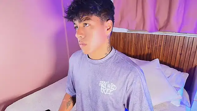 Snapshot of kiing_azahell chatting on 04/05/26, 02:42 kiing azahell online show from 04/05/26, 02:42