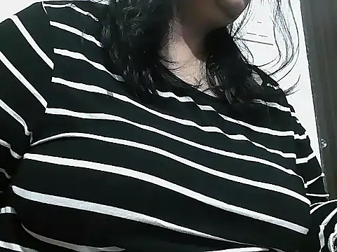 Snapshot of Queen_of_boobs01 chatting on 03/22/26, 05:38 Queen of boobs01 online show from 03/22/26, 05:38