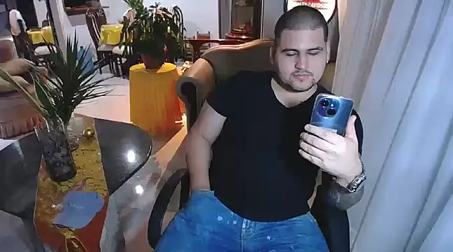 Snapshot of pitbullveryhot chatting on 02/11/25, 06:08 pitbullveryhot online show from 02/11/25, 06:08