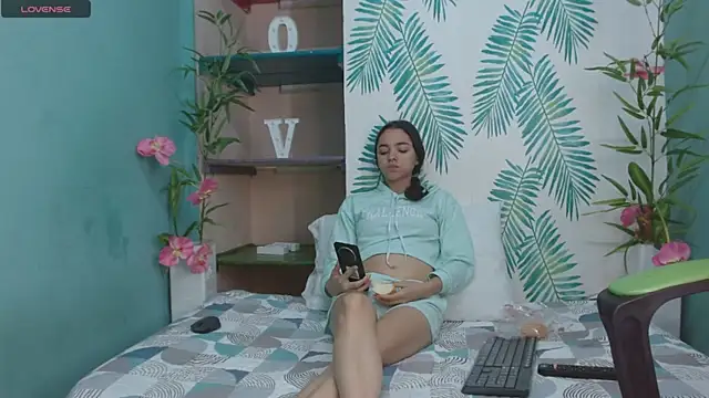 Mia-kalinfa online show from 12/31/24, 01:30