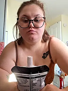 Snapshot of Tallulah-mae-xoxox chatting on 04/19/26, 08:02 Tallulah-mae-xoxox online show from 04/19/26, 08:02