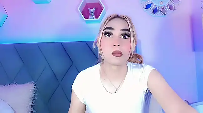 Snapshot of Hallyhott chatting on 12/03/24, 12:38 Hallyhott online show from 12/03/24, 12:38