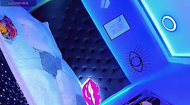 Snapshot of Hallyhott chatting on 12/16/24, 05:27 Hallyhott online show from 12/16/24, 05:27