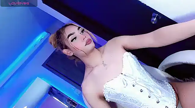 Snapshot of Hallyhott chatting on 12/17/24, 11:49 Hallyhott online show from 12/17/24, 11:49