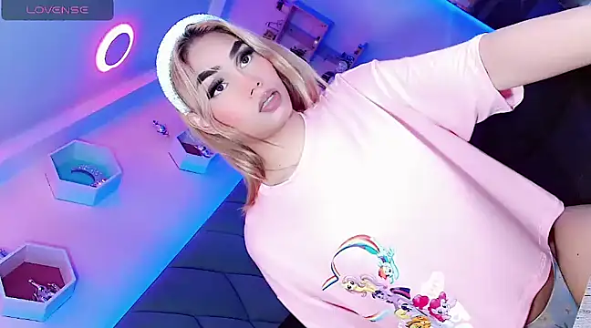 Snapshot of Hallyhott chatting on 12/19/24, 04:02 Hallyhott online show from 12/19/24, 04:02