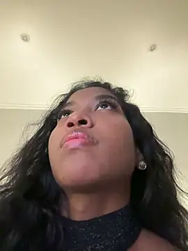 Snapshot of IamCrystal2 chatting on 12/17/24, 08:32 IamCrystal2 online show from 12/17/24, 08:32