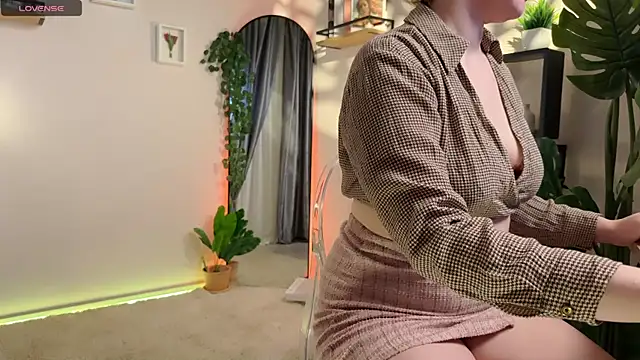 Lella Ryann  online show from 03/19/25, 12:01