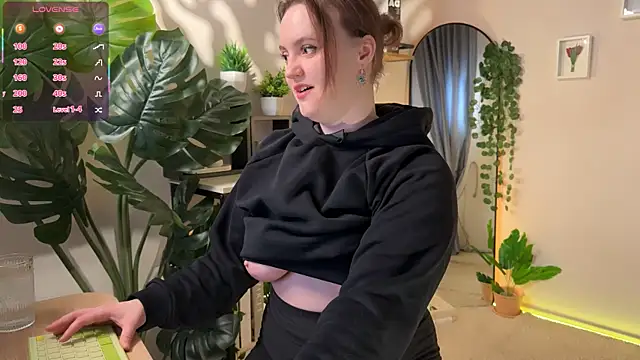 Snapshot of Lella_Ryann_ chatting on 04/10/26, 08:24 Lella Ryann online show from 04/10/26, 08:24