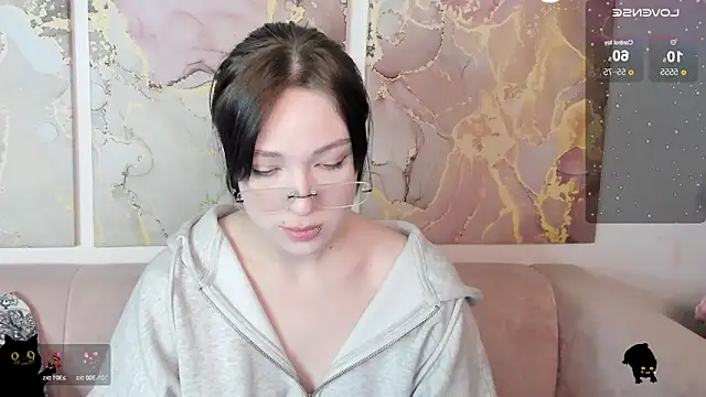Snapshot of fiamoory chatting on 05/20/26, 01:23 fiamoory online show from 05/20/26, 01:23
