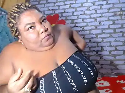 Snapshot of bustyboobsperver chatting on 10/28/25, 11:18 bustyboobsperver online show from 10/28/25, 11:18