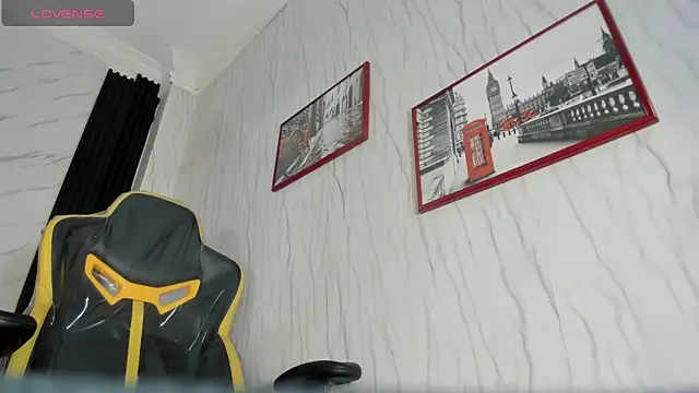 Snapshot of TOWERS21_ chatting on 12/10/24, 02:05 TOWERS21 online show from 12/10/24, 02:05