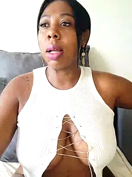 Snapshot of IsabellaaSmith chatting on 02/13/25, 03:24 IsabellaaSmith online show from 02/13/25, 03:24