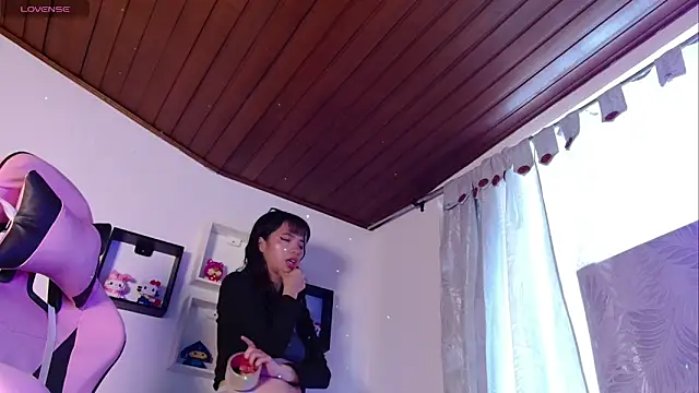 Snapshot of evie_cloud chatting on 12/20/25, 04:14 evie cloud online show from 12/20/25, 04:14