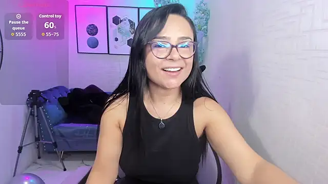 Snapshot of Tiara_rr chatting on 05/20/26, 04:07 Tiara rr online show from 05/20/26, 04:07