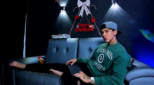 Snapshot of JUSTIN_FULLER1 chatting on 12/17/24, 07:48 JUSTIN FULLER1 online show from 12/17/24, 07:48