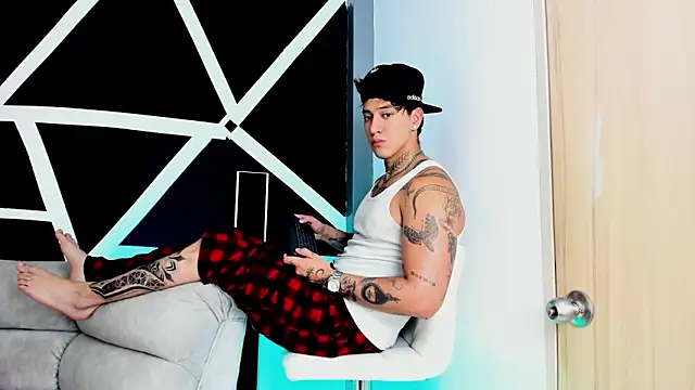 Snapshot of JUSTIN_FULLER1 chatting on 10/17/25, 06:43 JUSTIN FULLER1 online show from 10/17/25, 06:43