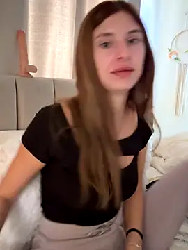 emma05 online show from 10/10/25, 05:28