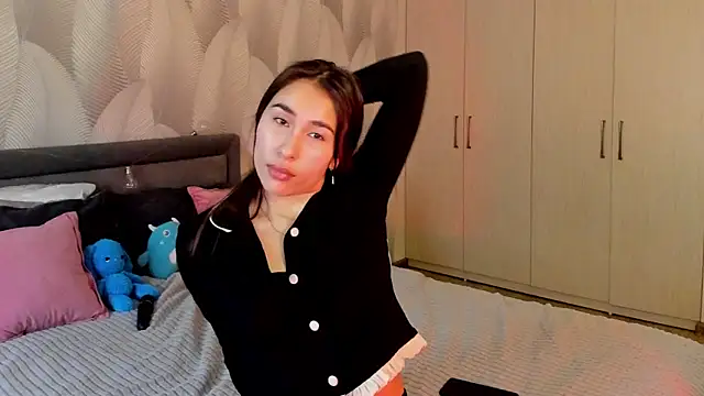 Snapshot of Bambiii_bby chatting on 11/19/25, 03:06 Bambiii bby online show from 11/19/25, 03:06